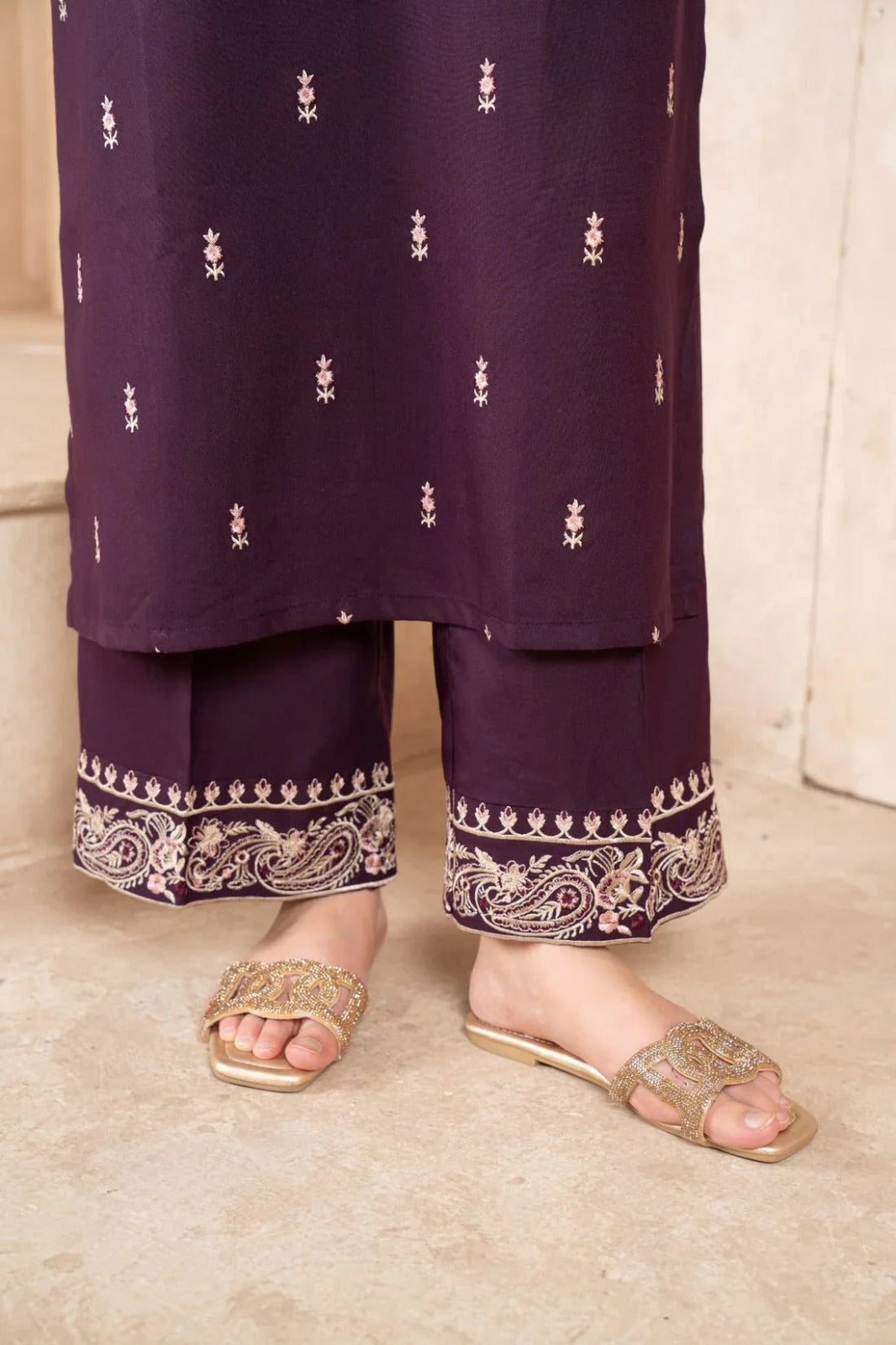Luxurious purple pocket
Embroidered 2-Piece Set